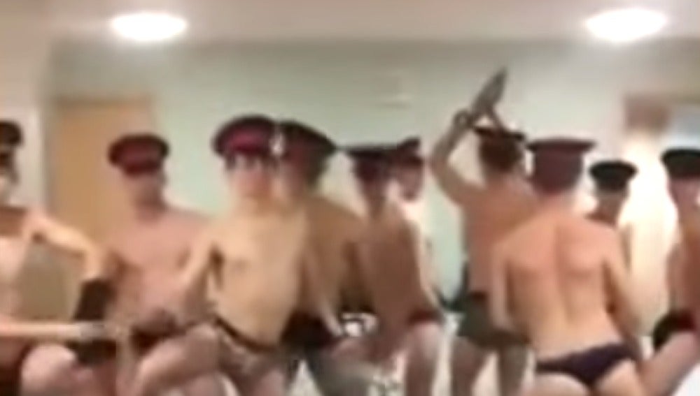 El sensual vídeo de unos cadetes de aviación bailando y comiendo plátanos en ropa interior 