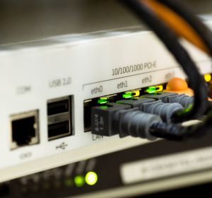 Cables conectados a un router Cables conectados a un router
