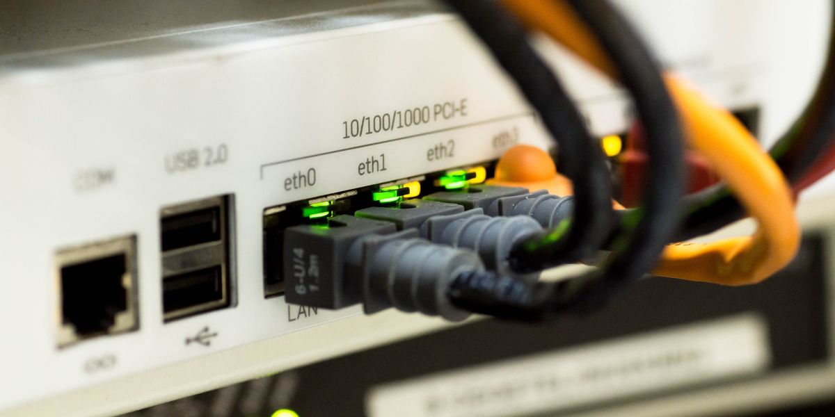 Cables conectados a un router