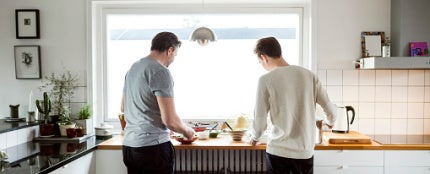 Un padre y un hijo en la cocina