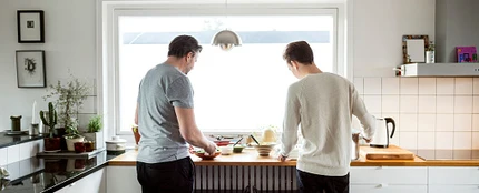 Un padre y un hijo en la cocina Un padre y un hijo en la cocina