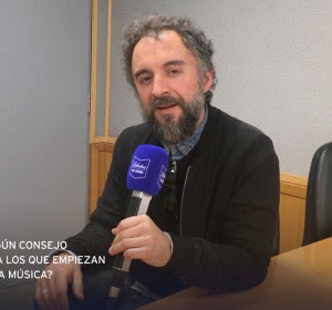 Sr. Canario da un consejo a los que empiezan en la música Sr. Canario da un consejo a los que empiezan en la música