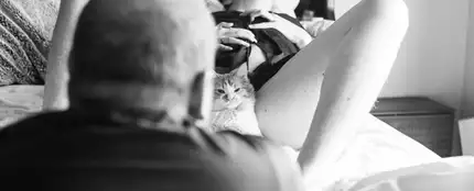 Una fotógrafa simula dar a luz a un gato Una fotógrafa simula dar a luz a un gato
