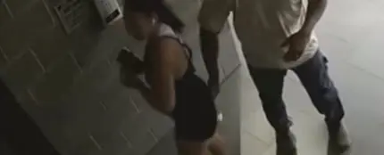 Un hombre acosa a una mujer en la calle Un hombre acosa a una mujer en la calle