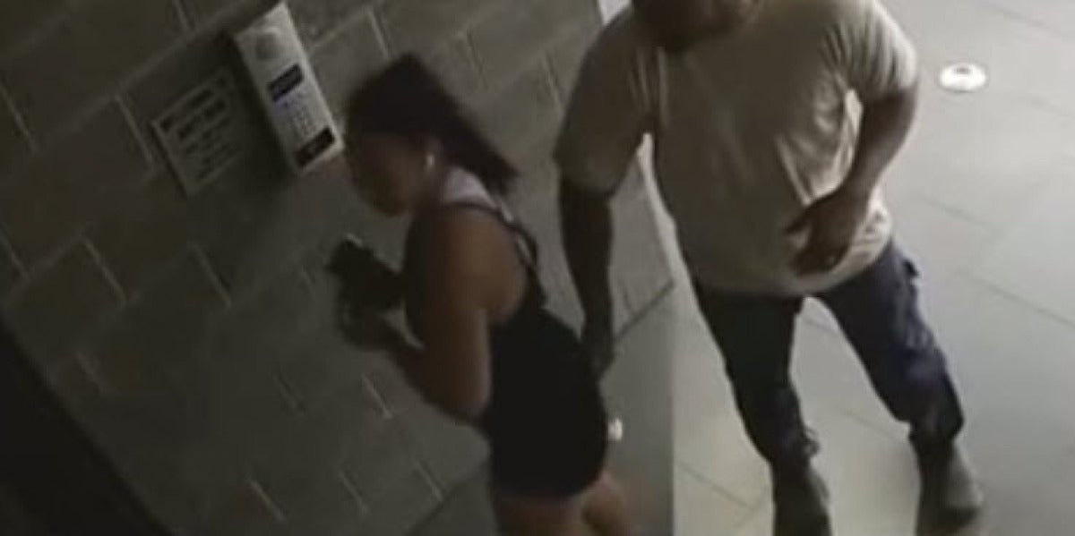 Un hombre acosa a una mujer en la calle