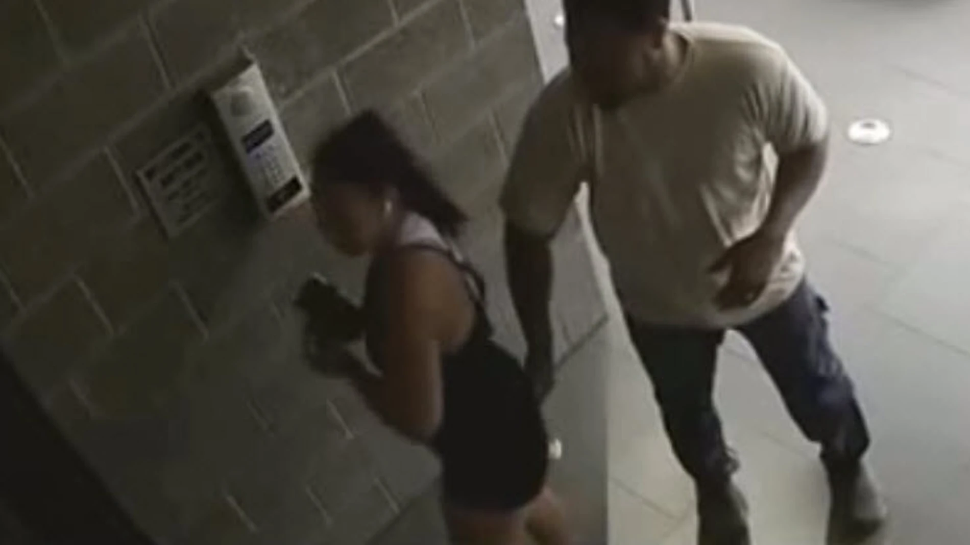 Un hombre acosa a una mujer en la calle Un hombre acosa a una mujer en la calle