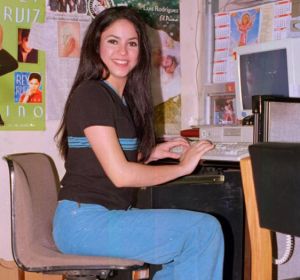 Shakira con 21 años Shakira con 21 años