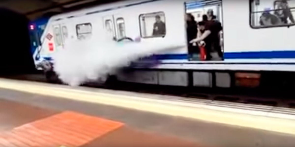 Rocía con un extintor a unos grafiteros del Metro de Madrid