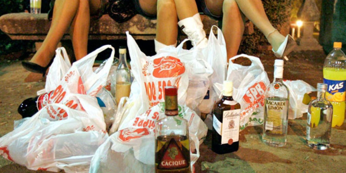 Jóvenes durante la celebración del botellón