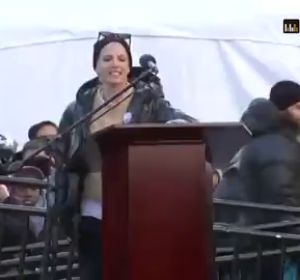 Vídeo: La cantante Halsey relata todas las veces que ha sufrido abusos sexuales en la Marcha de las Mujeres Vídeo: La cantante Halsey relata todas las veces que ha sufrido abusos sexuales en la Marcha de las Mujeres