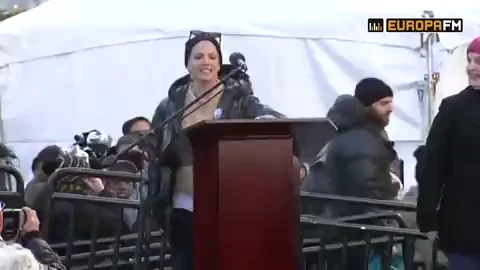 V&iacute;deo: La cantante Halsey relata todas las veces que ha sufrido abusos sexuales en la Marcha de las Mujeres