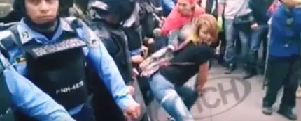 Mujeres protestando contra la policía haciendo twerking Mujeres protestando contra la policía haciendo twerking
