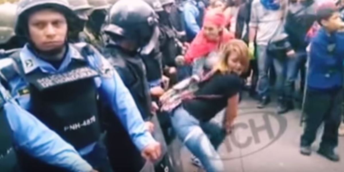 Mujeres protestando contra la policía haciendo twerking