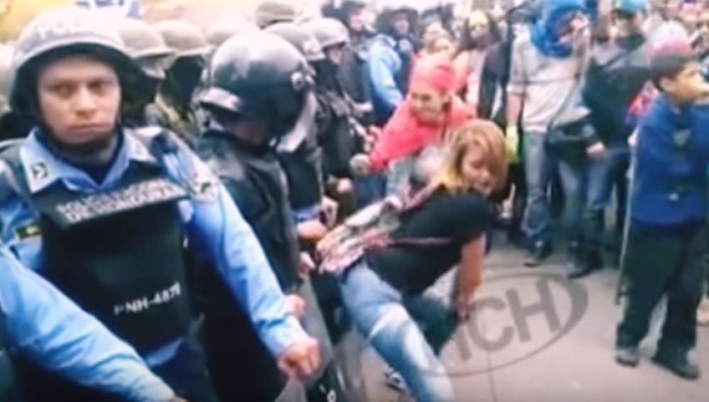 Mujeres protestando contra la policía haciendo twerking