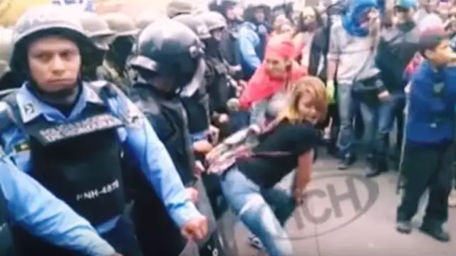 Mujeres protestando contra la policía haciendo twerking
