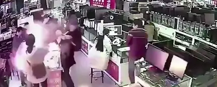 Momento en el que le explota la batería del iPhone por morderlo Momento en el que le explota la batería del iPhone por morderlo
