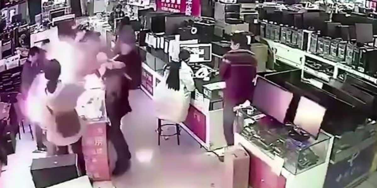 Momento en el que le explota la batería del iPhone por morderlo