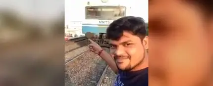 Un joven antes de hacerse un selfie Un joven antes de hacerse un selfie