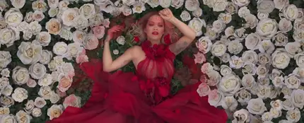 Rita Ora en el videoclip de 'For You' Rita Ora en el videoclip de 'For You'
