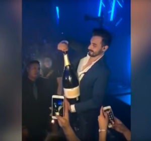 Se le cae una botella de 34.000 euros Se le cae una botella de 34.000 euros