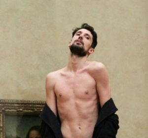El performer Adrián Pino se desnuda ante La Mona Lisa El performer Adrián Pino se desnuda ante La Mona Lisa