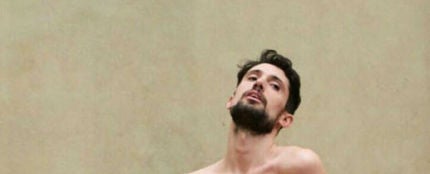 El performer Adrián Pino se desnuda ante La Mona Lisa