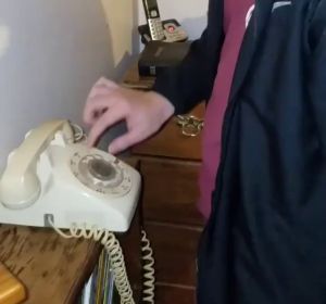 El vídeo de un adolescente intentando utilizar un teléfono antiguo que hará que te sientas muy viejo El vídeo de un adolescente intentando utilizar un teléfono antiguo que hará que te sientas muy viejo