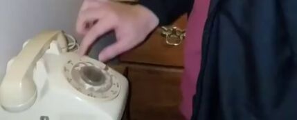 El vídeo de un adolescente intentando utilizar un teléfono antiguo que hará que te sientas muy viejo