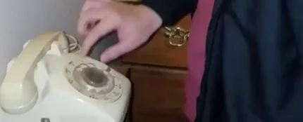 El vídeo de un adolescente intentando utilizar un teléfono antiguo que hará que te sientas muy viejo El vídeo de un adolescente intentando utilizar un teléfono antiguo que hará que te sientas muy viejo