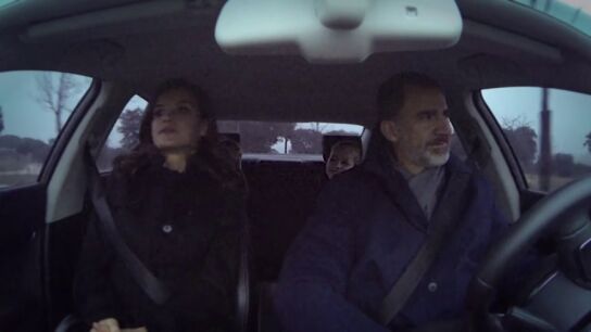 El rey Felipe VI en el coche con su familia