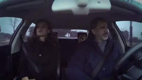 El rey Felipe VI en el coche con su familia El rey Felipe VI en el coche con su familia
