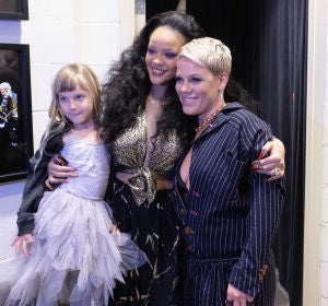 Rihanna y Pink con su hija en el backstage de los Grammy 2018 Rihanna y Pink con su hija en el backstage de los Grammy 2018