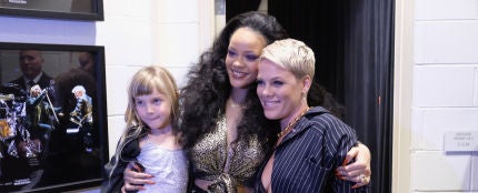Rihanna y Pink con su hija en el backstage de los Grammy 2018