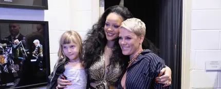 Rihanna y Pink con su hija en el backstage de los Grammy 2018 Rihanna y Pink con su hija en el backstage de los Grammy 2018