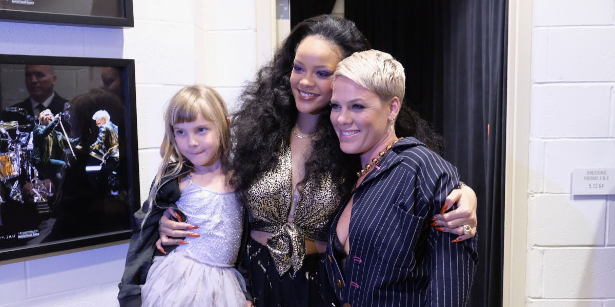 Rihanna y Pink con su hija en el backstage de los Grammy 2018