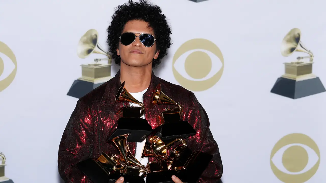 Bruno Mars tras ganar el premio Grammy Bruno Mars tras ganar el premio Grammy