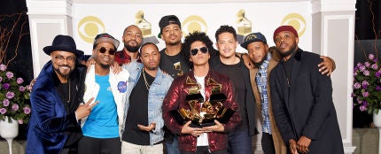 Bruno Mars gana seis Grammy