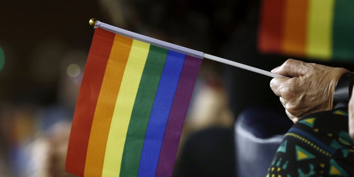 Bandera arcoíris en defensa de colectivo LGTBi