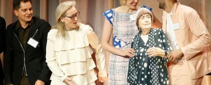 Meryl Streep lo flipa con la Agnès Varda de cartón