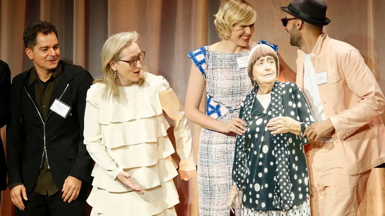 Meryl Streep lo flipa con la Agnès Varda de cartón Meryl Streep lo flipa con la Agnès Varda de cartón