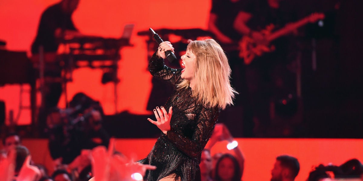 Taylor Swift durante un concierto en Houston