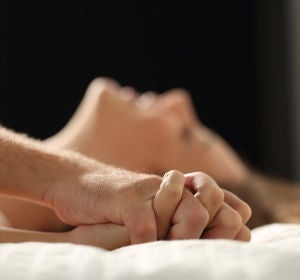 Pareja en la cama teniendo sexo Pareja en la cama teniendo sexo