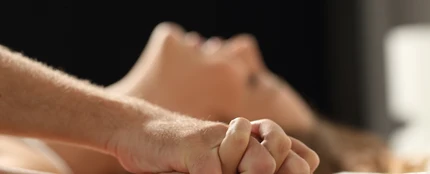 Pareja en la cama teniendo sexo Pareja en la cama teniendo sexo