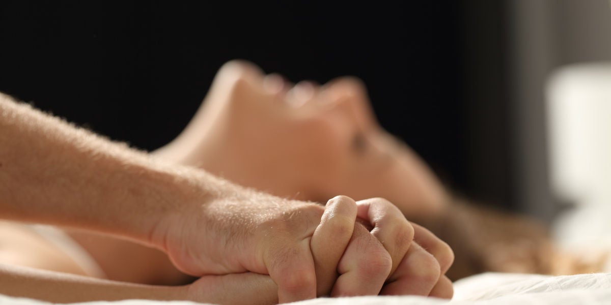 Pareja en la cama teniendo sexo