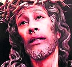 Condenan a un joven a pagar 480 euros de multa por difundir un fotomontaje de un cristo con su cara Condenan a un joven a pagar 480 euros de multa por difundir un fotomontaje de un cristo con su cara