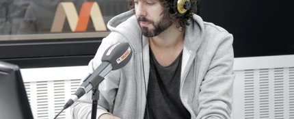 Mikel Izal en la entrevista para Levántate y Cárdenas Mikel Izal en la entrevista para Levántate y Cárdenas