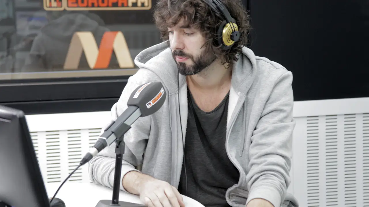 Mikel Izal en la entrevista para Levántate y Cárdenas Mikel Izal en la entrevista para Levántate y Cárdenas