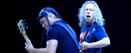 Robert Trujillo y Kirk Hammett de Metallica durante su concierto en Madrid