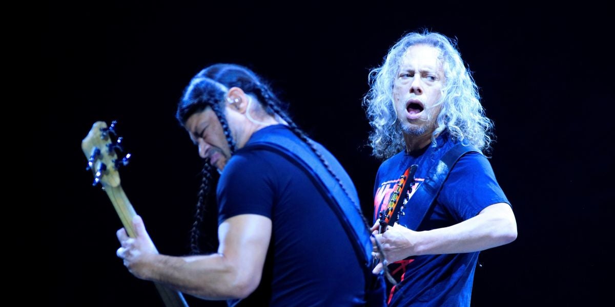Robert Trujillo y Kirk Hammett de Metallica durante su concierto en Madrid