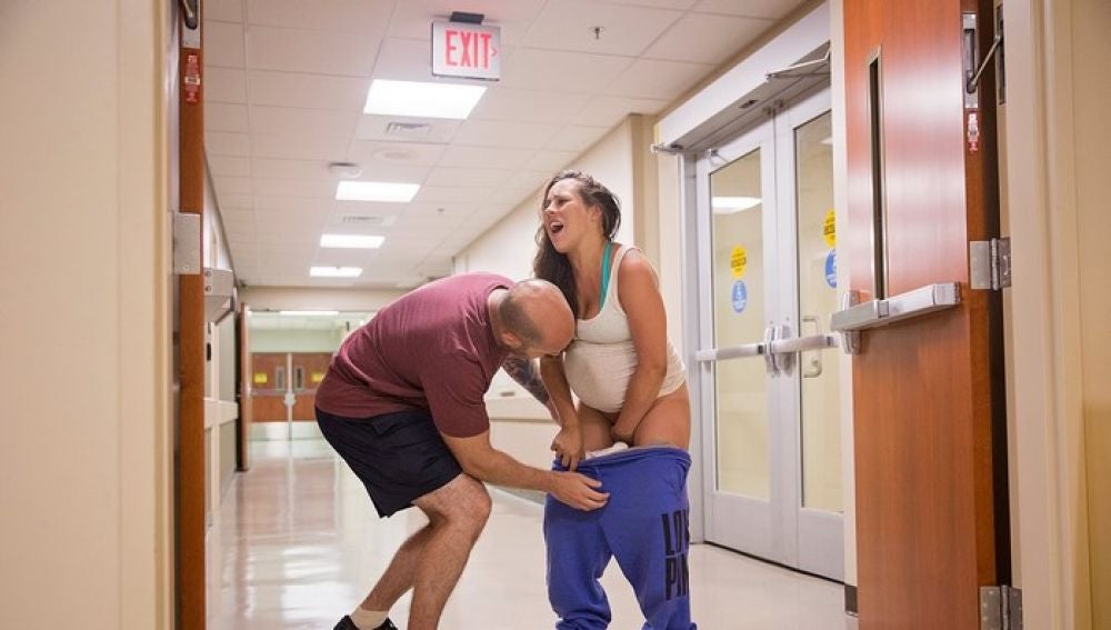 Una mujer da a luz en el suelo del pasillo de un hospital